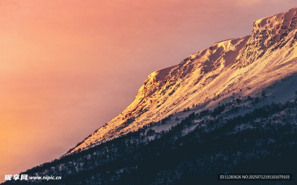 夕阳下的雪山美景