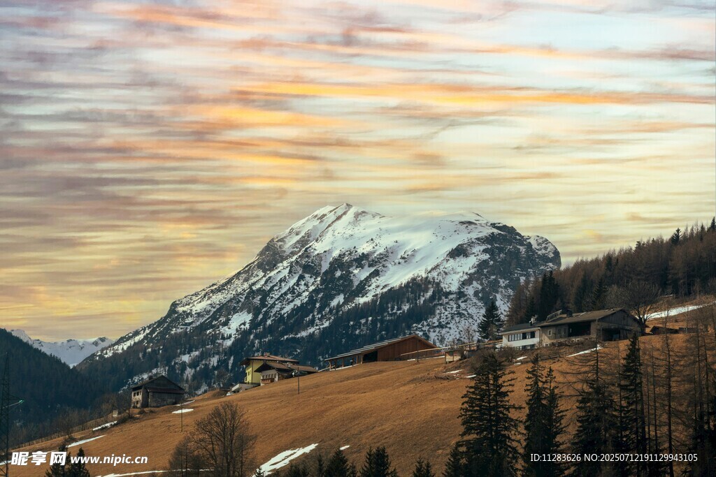 雪山夕照下的山林美景
