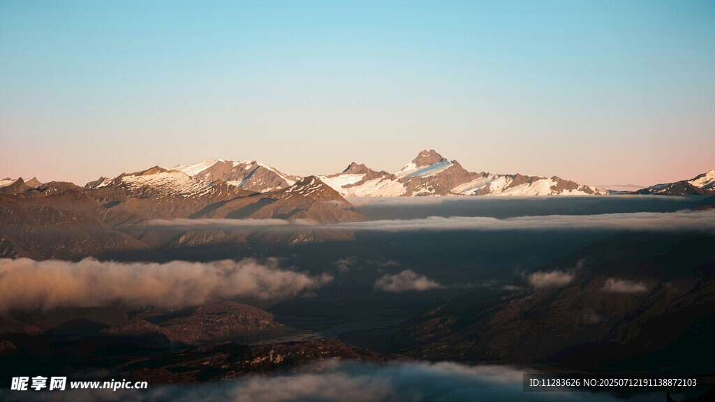 壮丽雪山云海景观