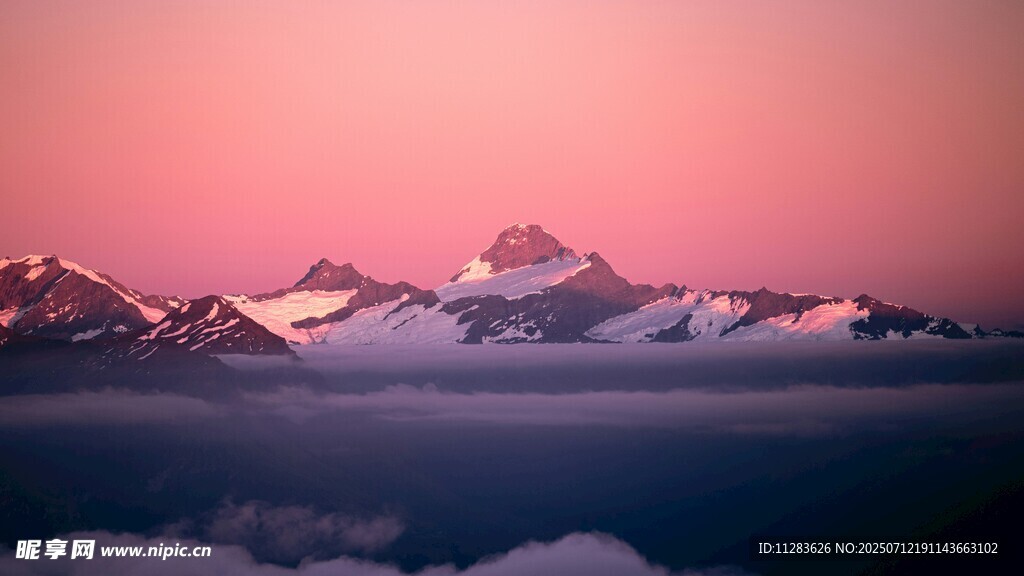 壮丽雪山云海日出景观