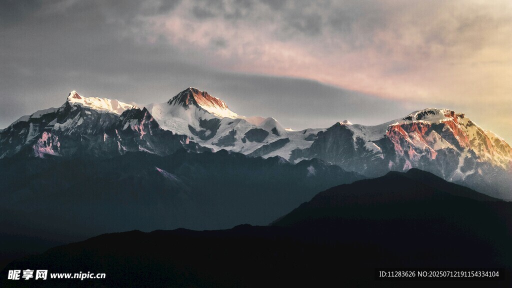 壮丽雪山日出美景