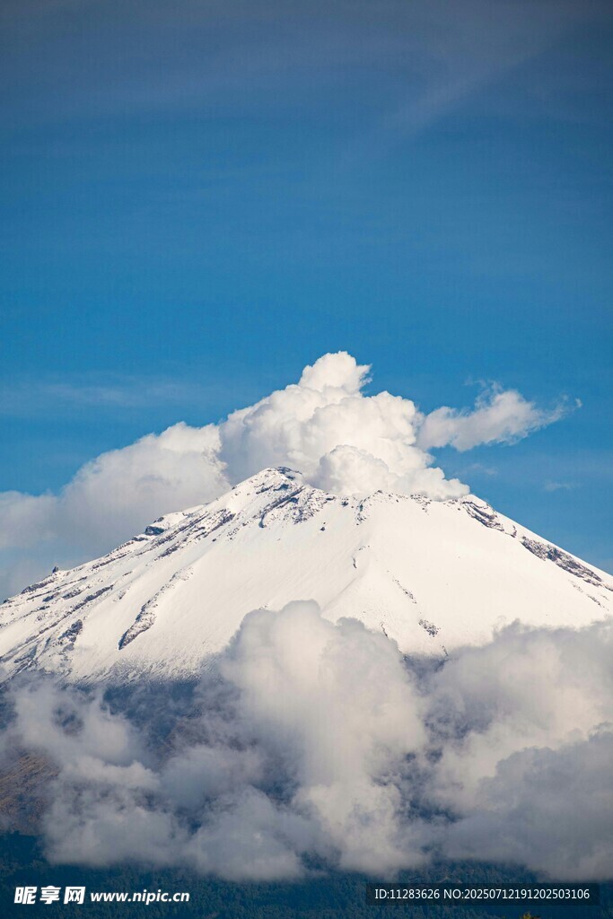 雪山耸立于云海之上