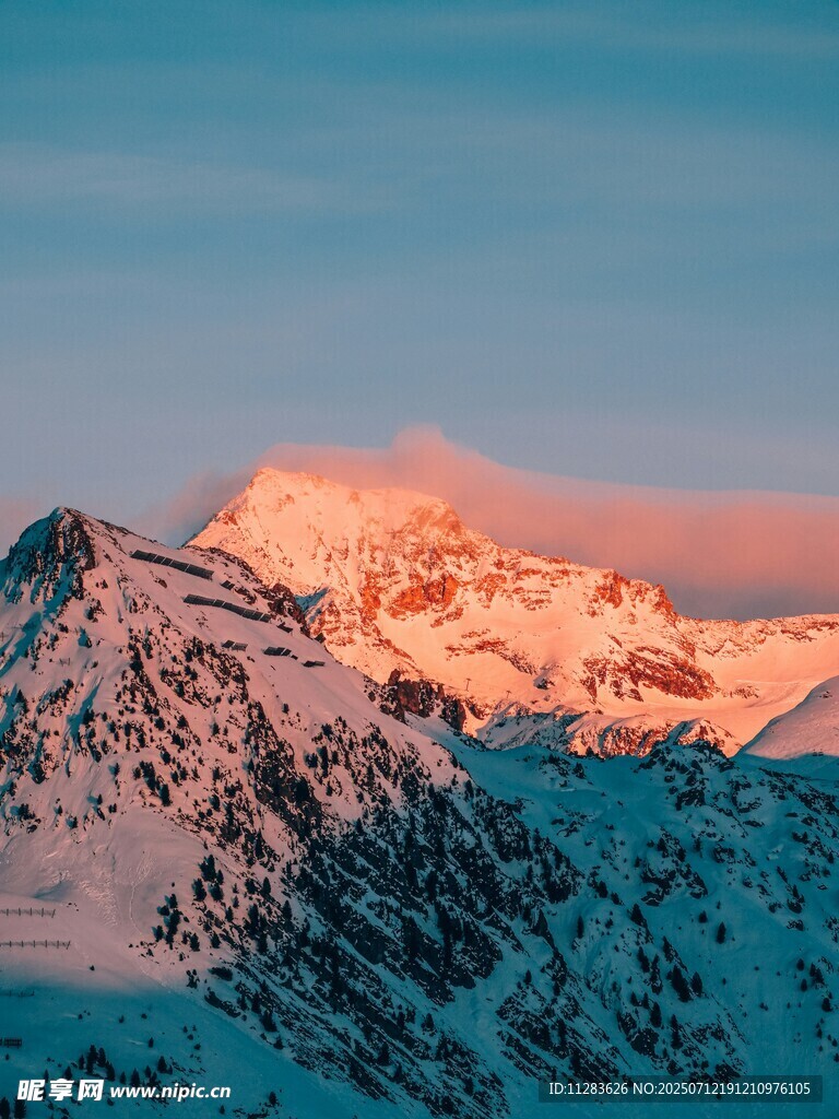 雪山日出美景