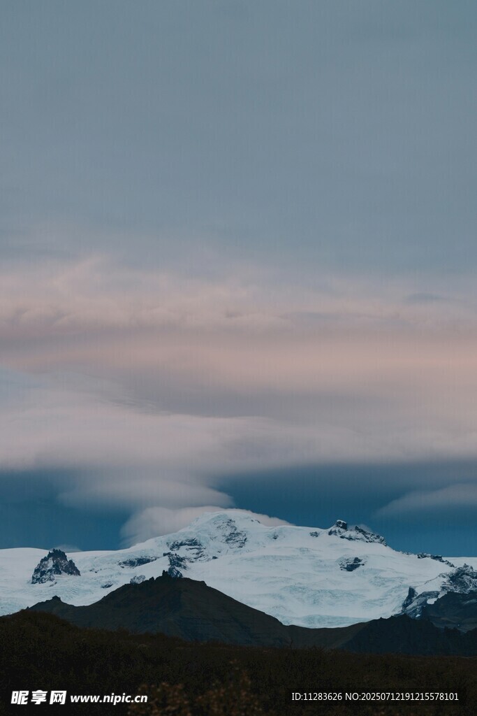 雪山云海壮丽风光