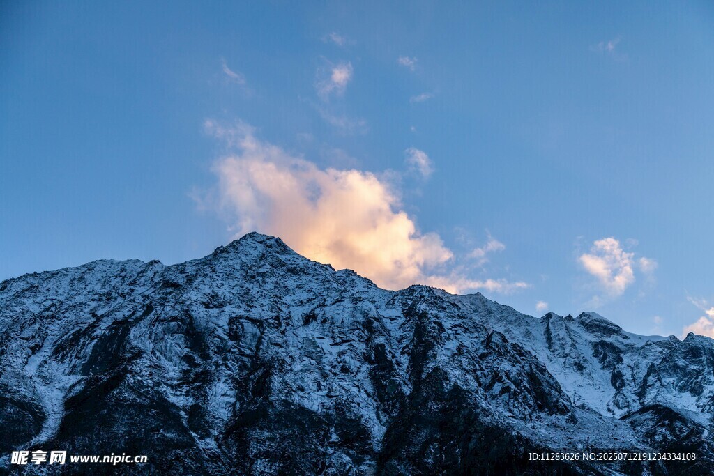 雪山之巅的梦幻云彩