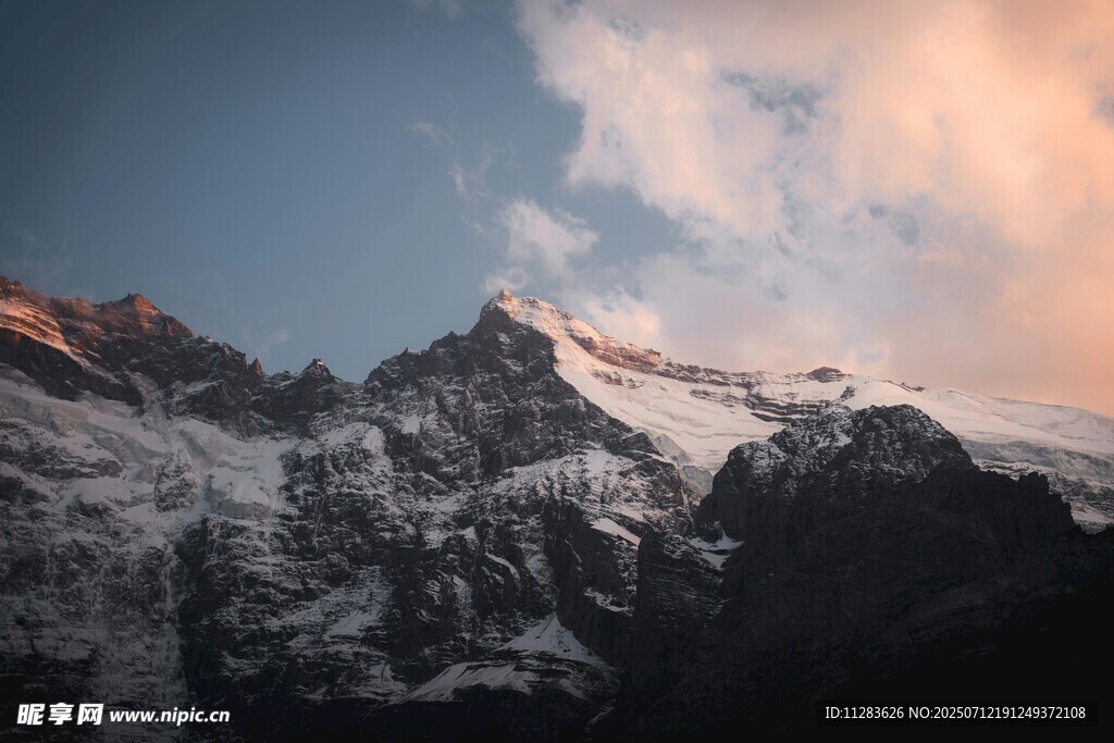 雪山壮丽美景