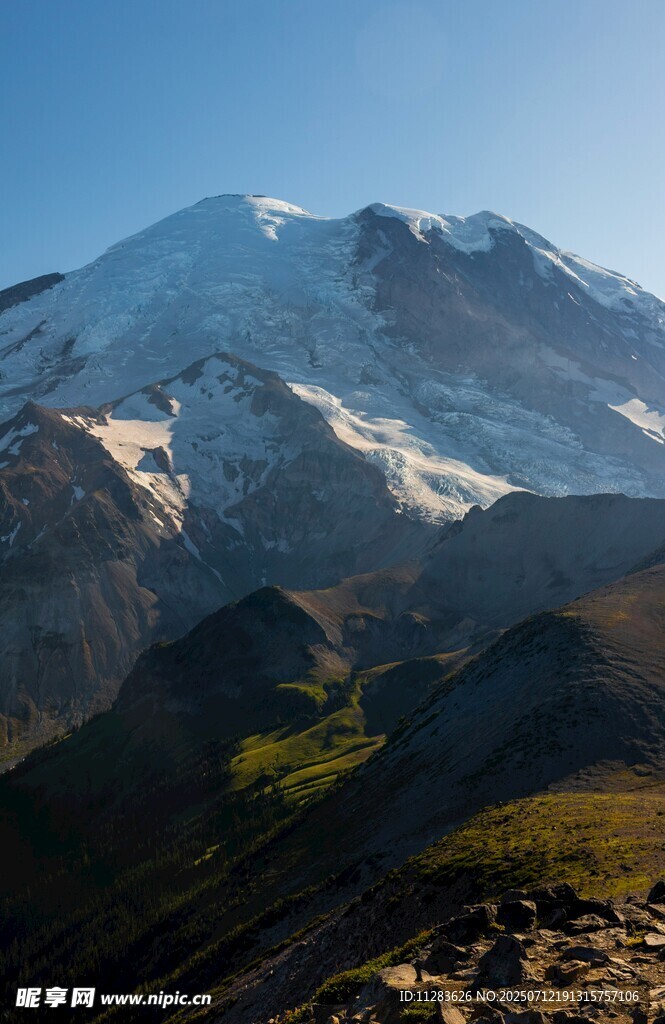 巍峨雪山壮丽景致