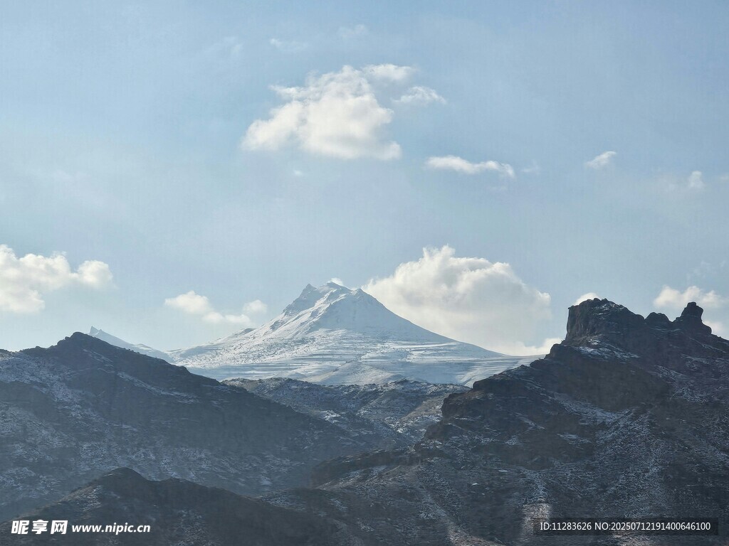 壮丽山景与远处雪峰