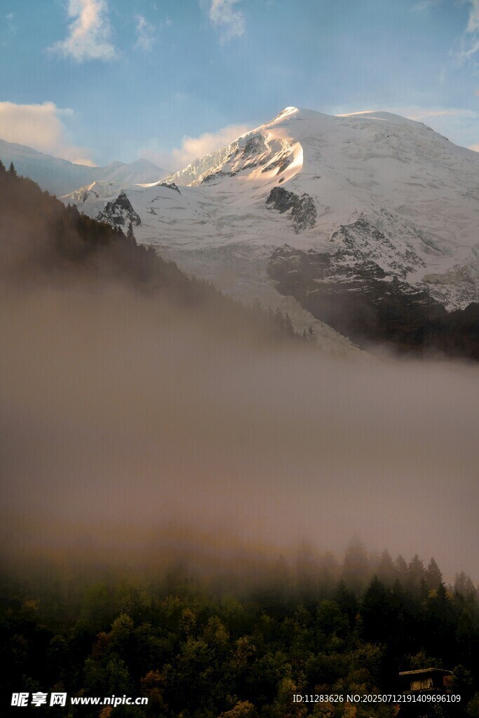 云雾缭绕中的壮美雪山