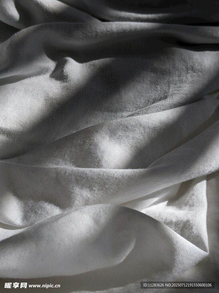轻柔褶皱的灰色丝绸布料