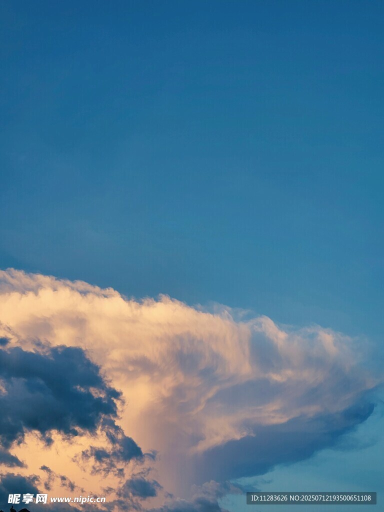 夕阳下的绚丽云朵