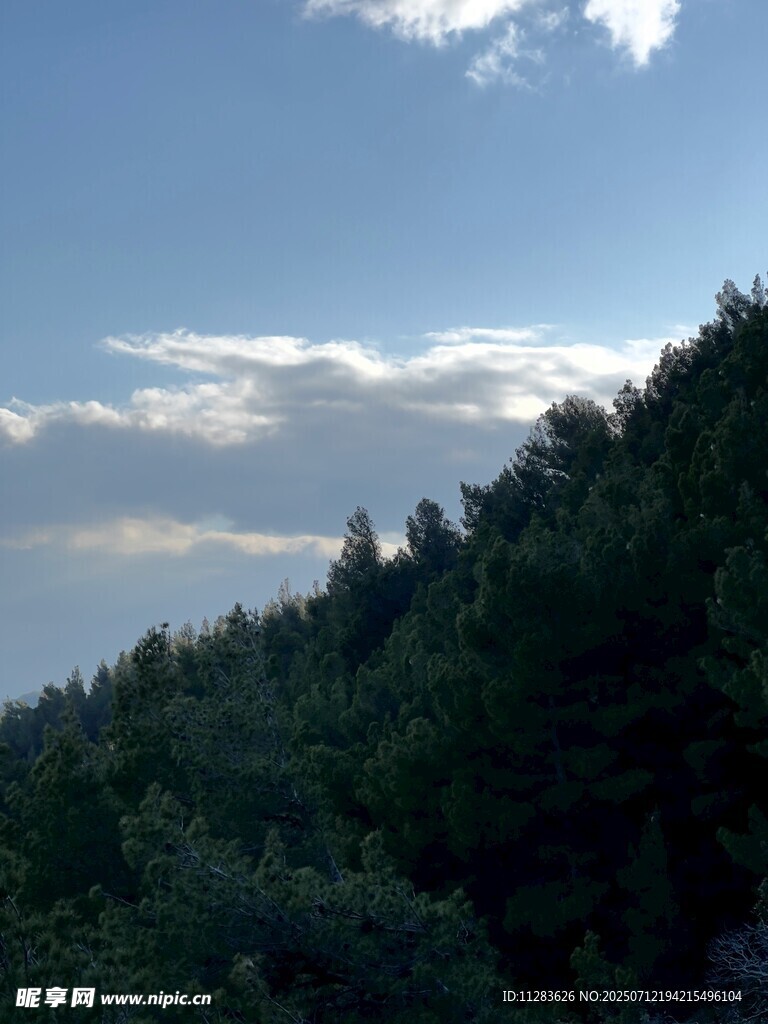 山林之上的蓝天白云