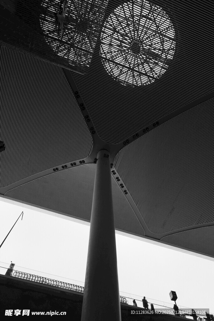 独特建筑下的光影景观