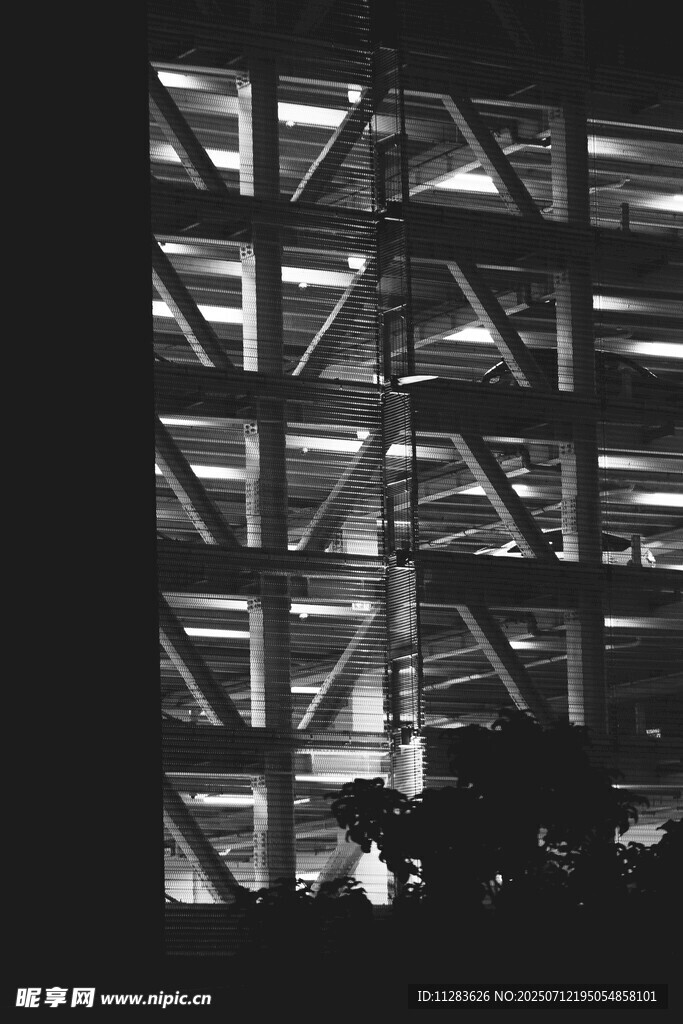 夜晚建筑内部光影结构
