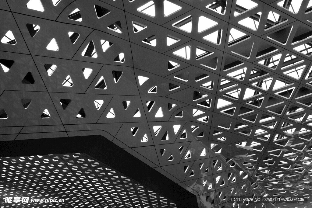 几何镂空建筑结构特写