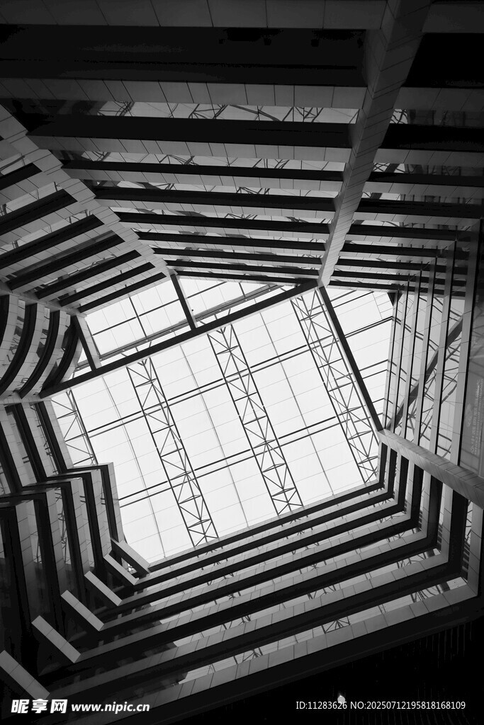 建筑内部仰视天窗景观
