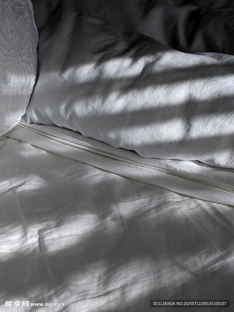 光影下的褶皱布料
