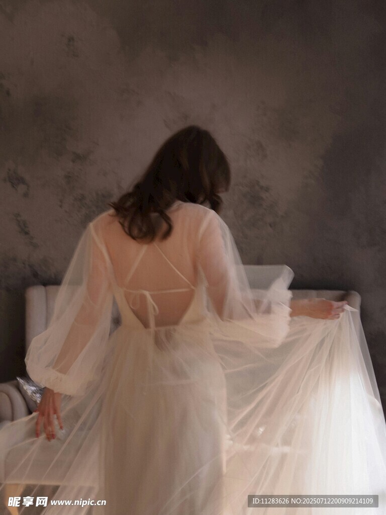 优雅新娘背影展示婚纱美