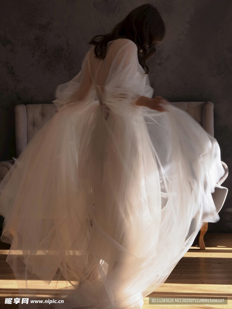 优雅新娘整理洁白婚纱