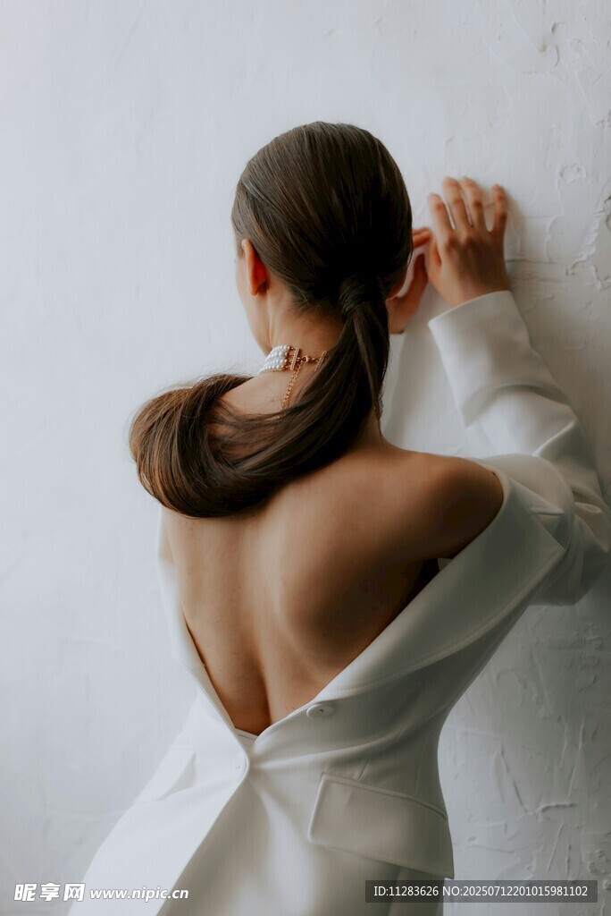 露背白衣女子优雅背影