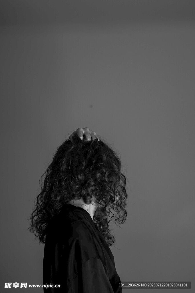 卷发背影女性