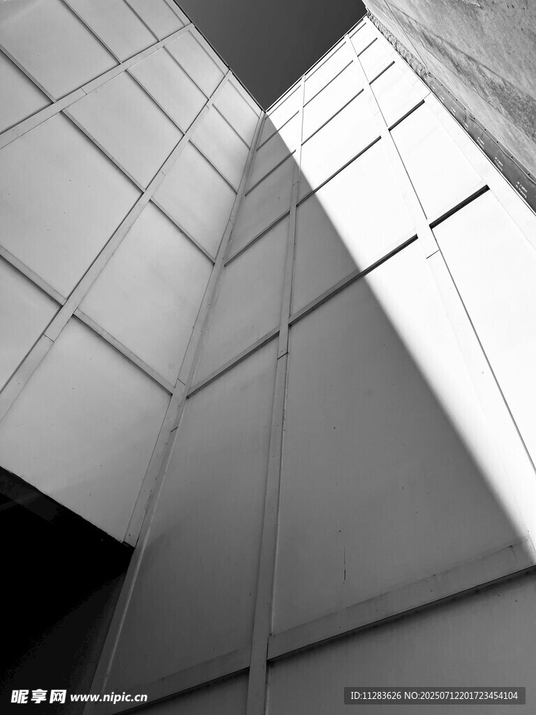 仰视现代建筑几何结构