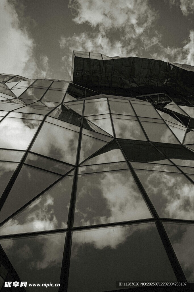 现代玻璃建筑与天空景观