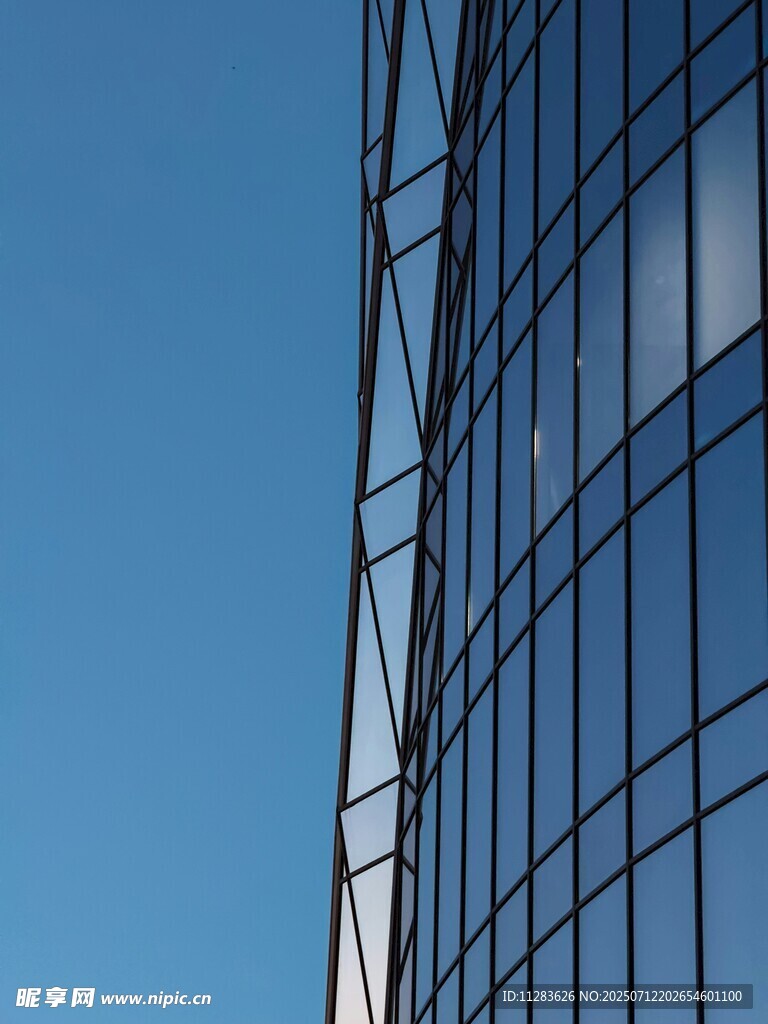 现代玻璃幕墙建筑一角