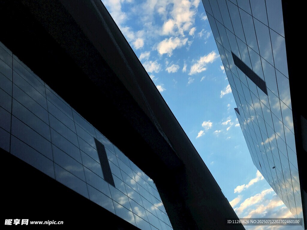 现代建筑与天空景观