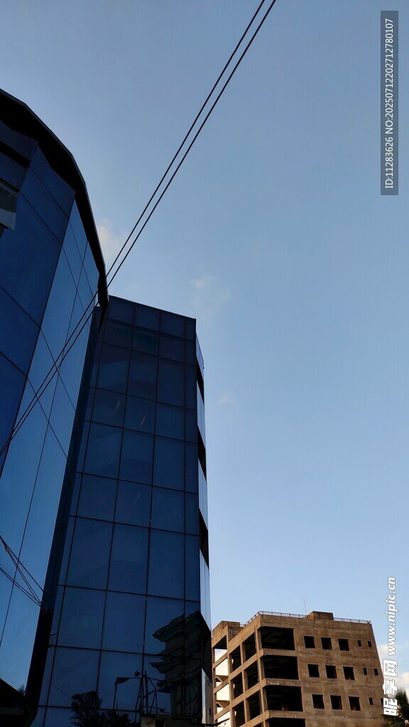 现代玻璃幕墙高楼建筑