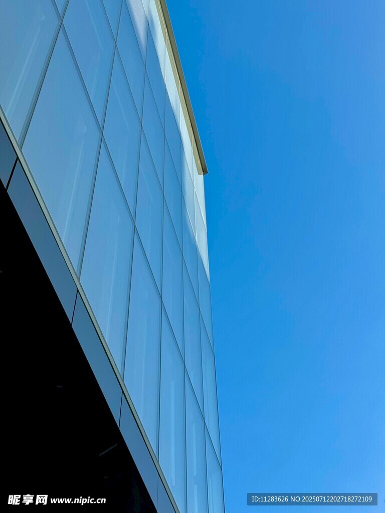现代建筑玻璃幕墙与蓝天