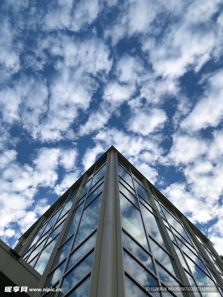 仰视现代玻璃建筑与蓝天
