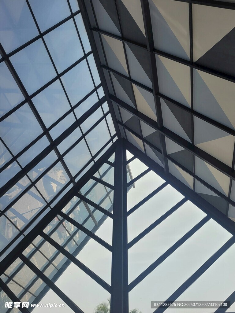 现代玻璃屋顶建筑结构