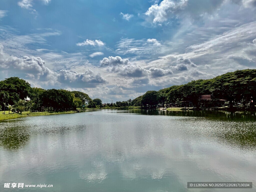 宁静湖畔风光