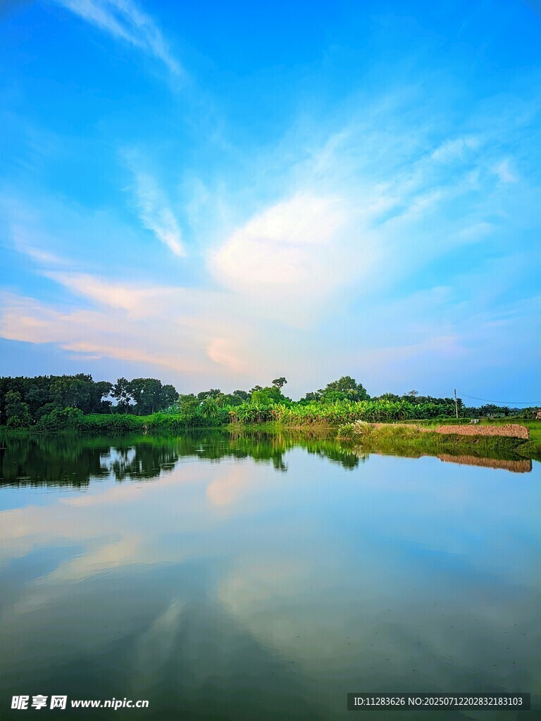 湖畔蓝天美景