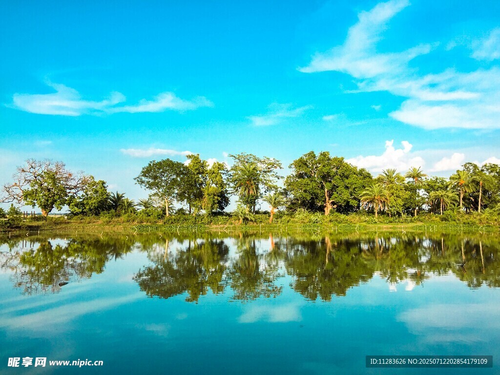 湖畔绿树蓝天倒影美景