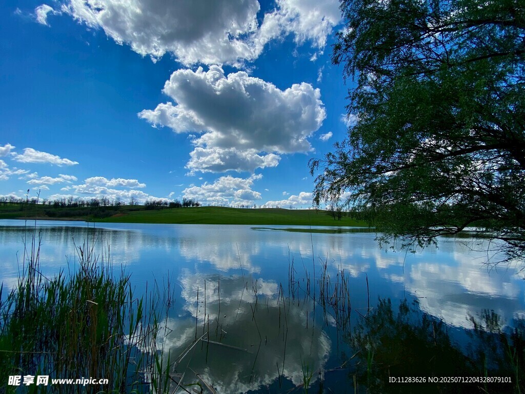 湖畔蓝天倒影美景
