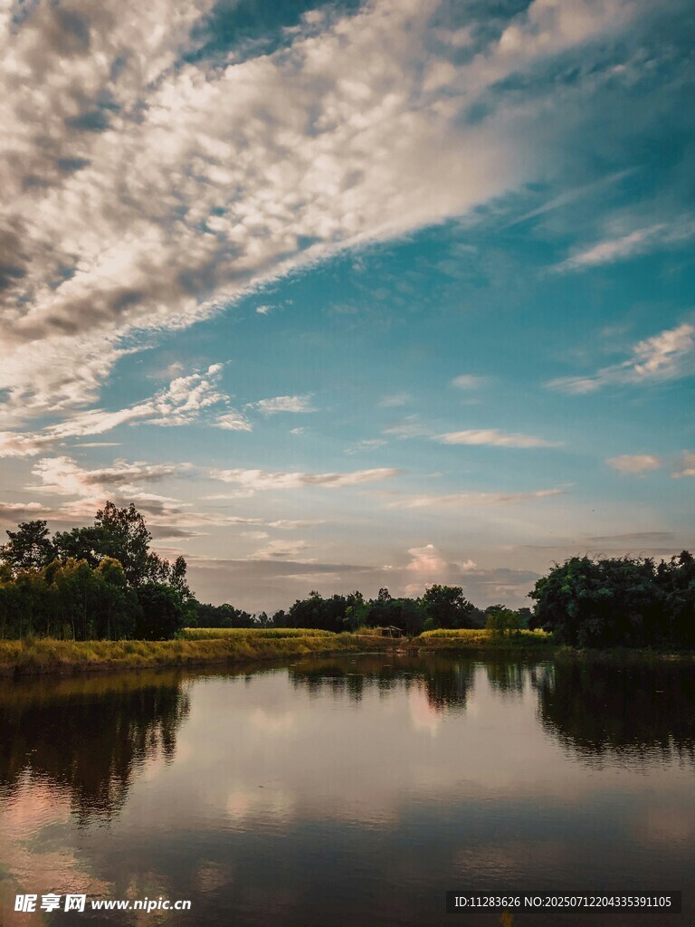 湖畔蓝天美景