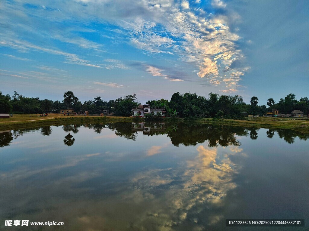湖畔蓝天倒影美景