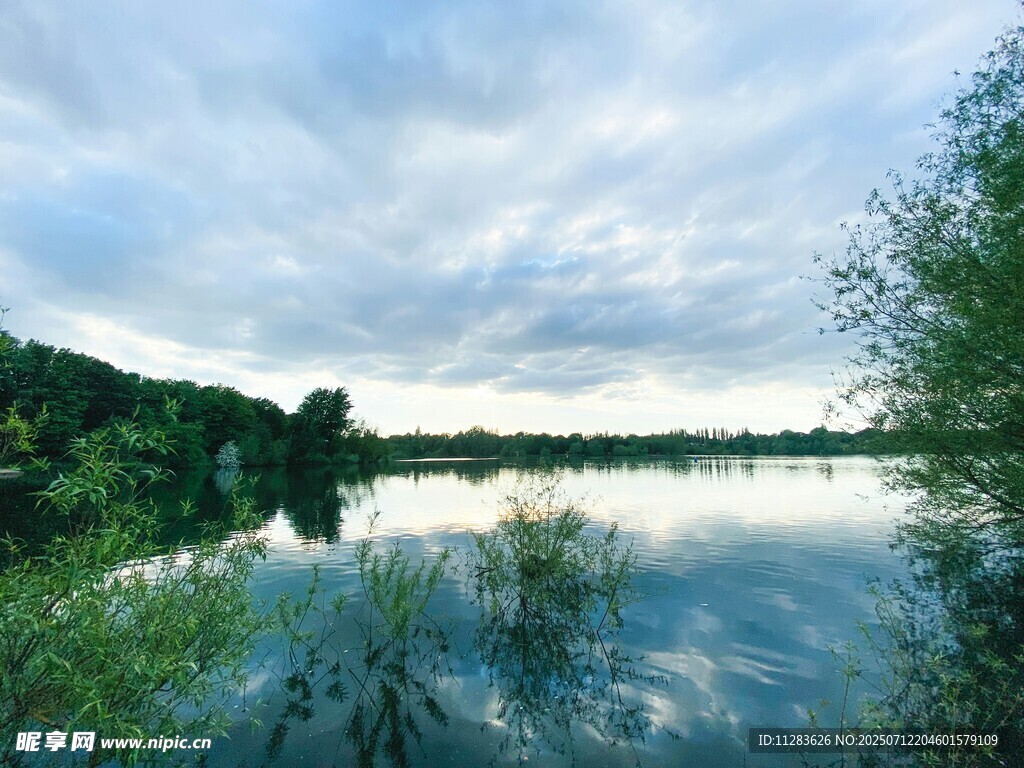 宁静湖畔自然风光美景