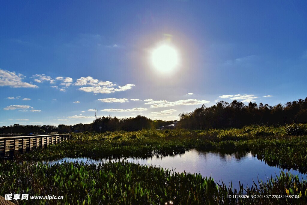 湖畔日出美景
