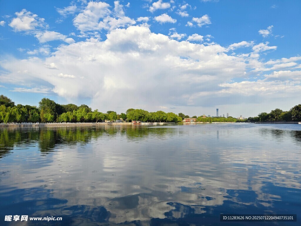 湖畔蓝天美景