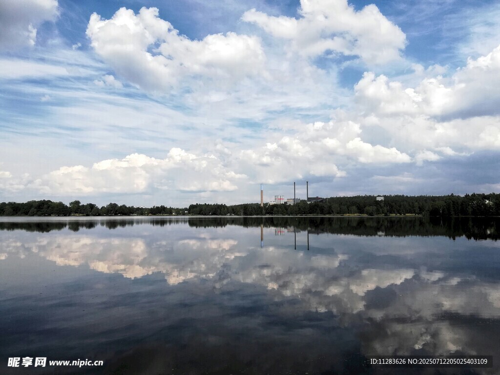 湖面蓝天倒影美景如画