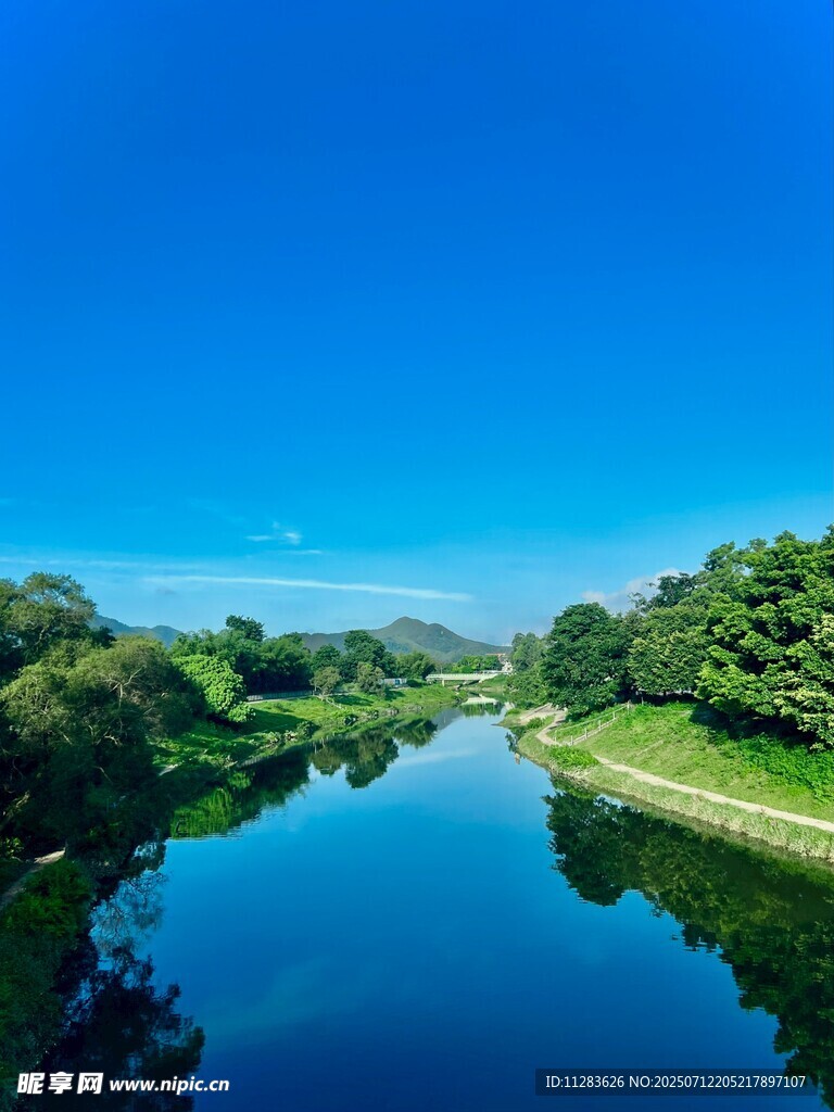 宁静河畔风光