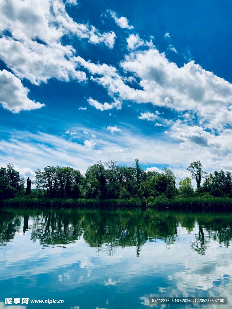 湖畔蓝天绿树倒影美景
