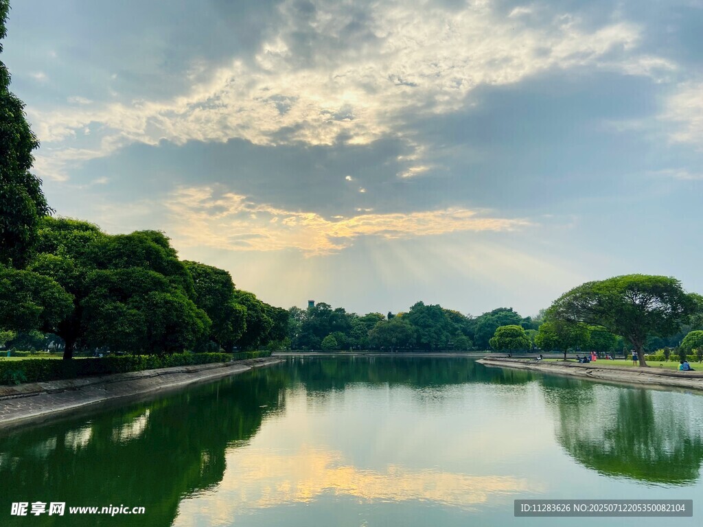 湖畔美景