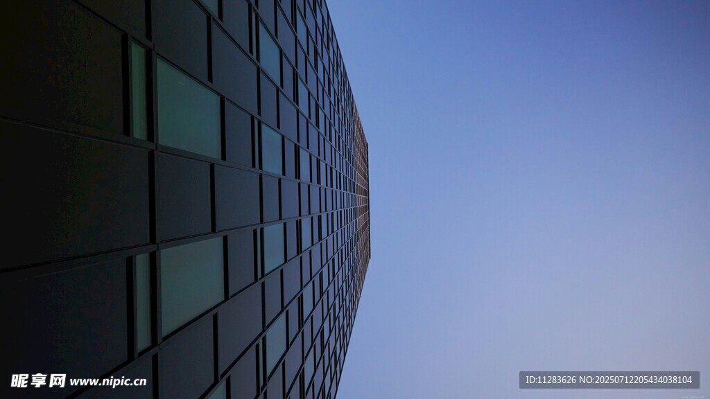 现代建筑外观与蓝天