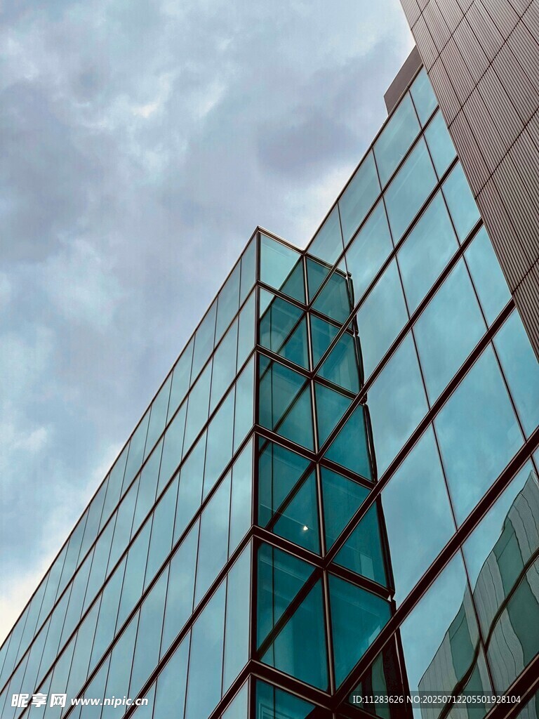 现代玻璃幕墙高楼建筑