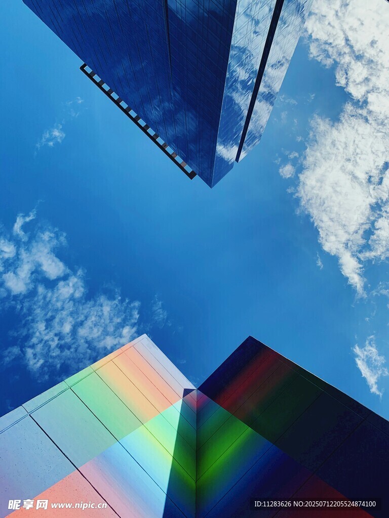 多彩建筑与蓝天相映成趣
