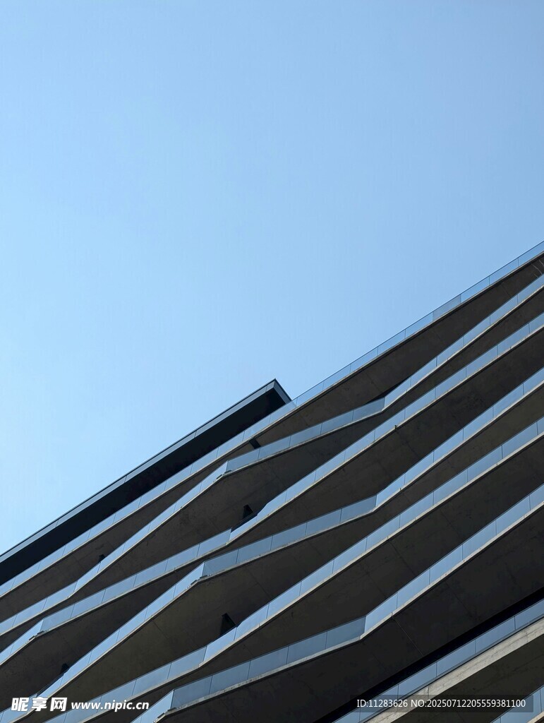 现代建筑屋顶线条特写
